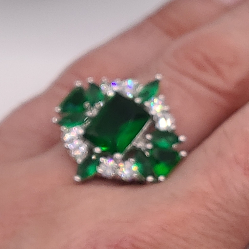 Elegant Emerald Green Sterling  Silver Ring - Picture 5 of 10